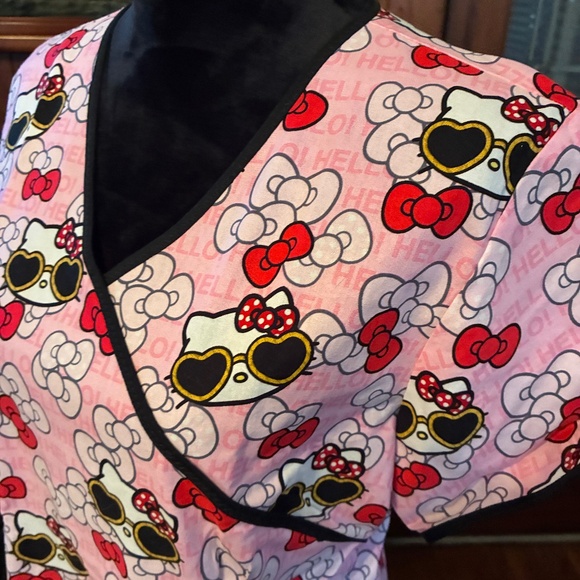 "Sanrio-Hello Kitty" scrub top, M like new condition - Picture 3 of 11